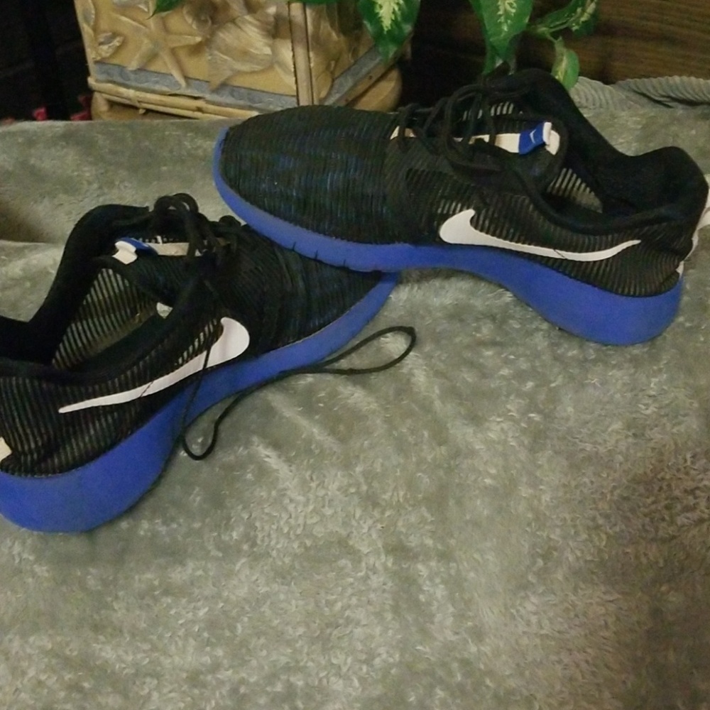 Boy nike sneakers sz 6y